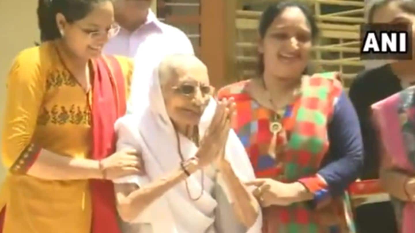 रुझानों में भाजपा भारी अंतर से आगे, मोदी की मां ने हाथ जोड़कर किया अभिनंदन