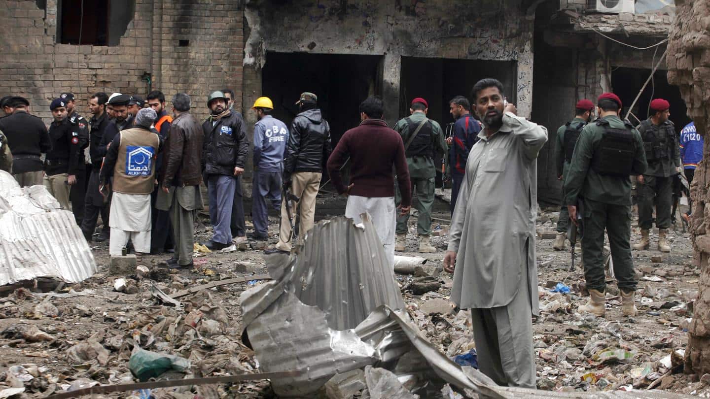 पाकिस्तान: पेशावर में मदरसे के पास बम धमाका; सात की मौत, 70 घायल