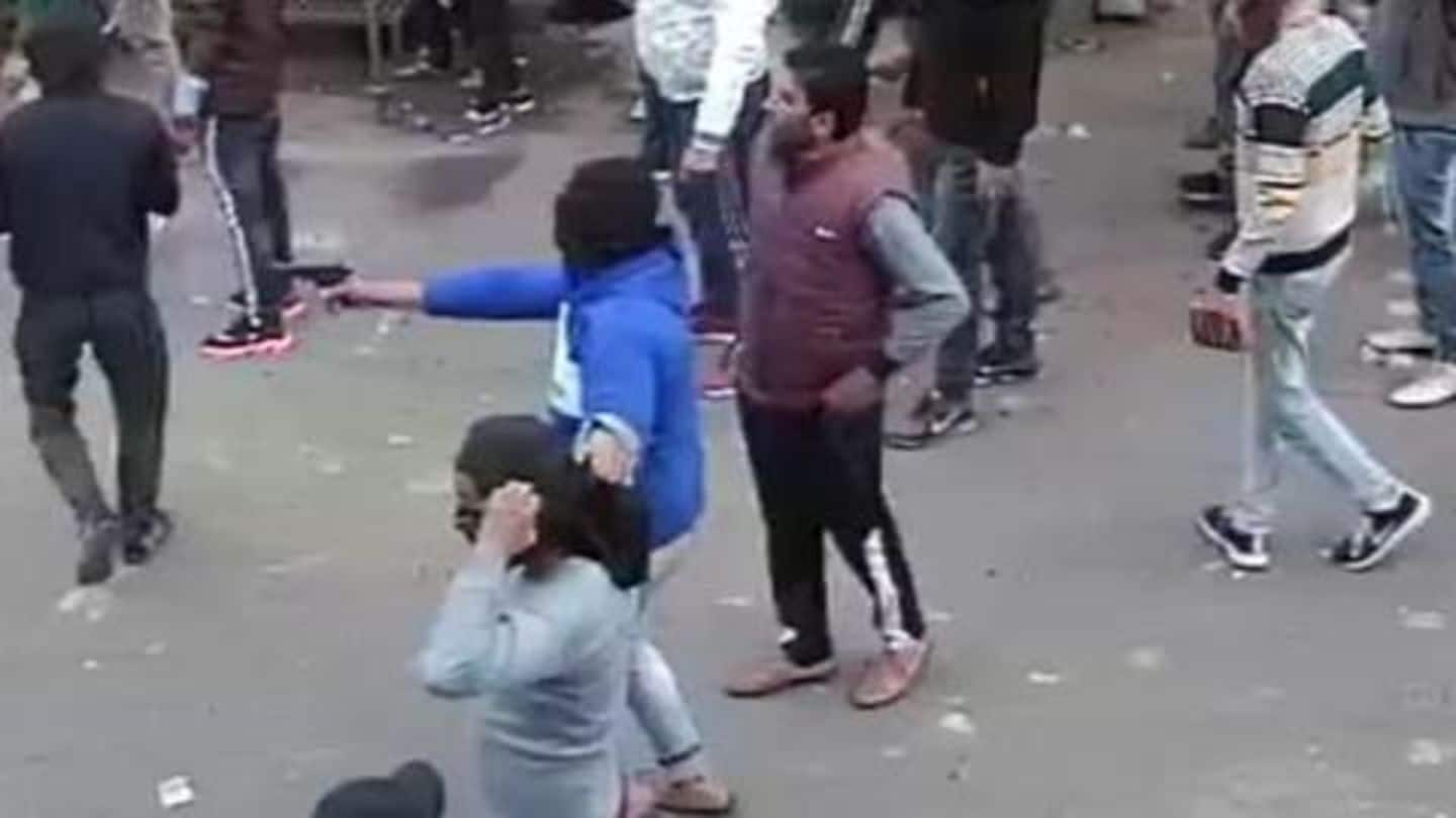 नागरिकता कानून विरोधी प्रदर्शन: पुलिसकर्मियों पर फायरिंग करते दिखे उपद्रवी, यूपी पुलिस ने जारी किए फोटो-वीडियो