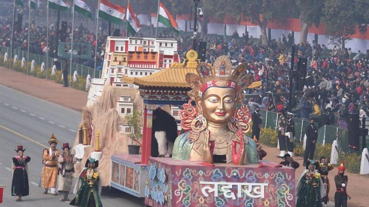 पहली बार दिखी लद्दाख की झांकी पहली बार दिखी लद्दाख की झांकी
