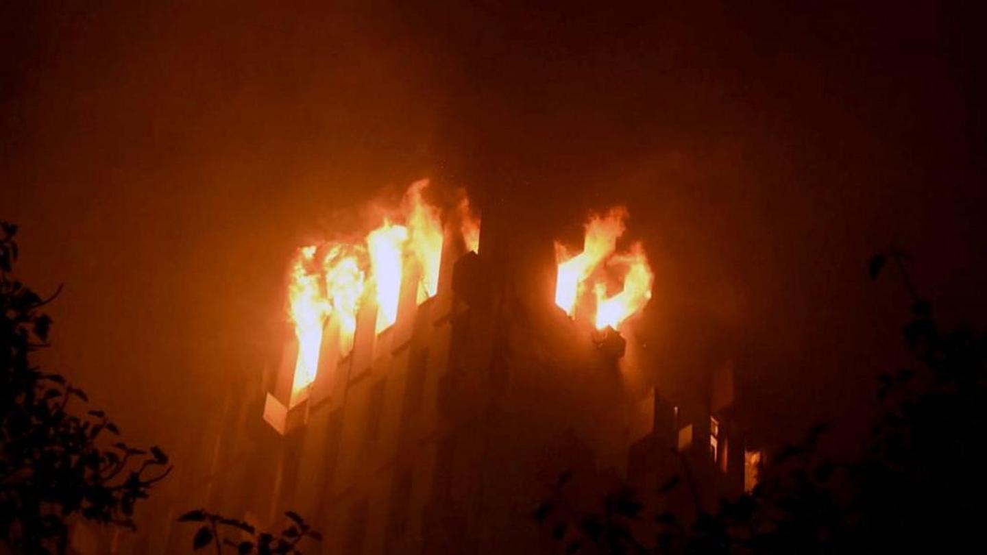 कोलकाता: रेलवे की इमारत में भीषण आग, अब तक सात की मौत
