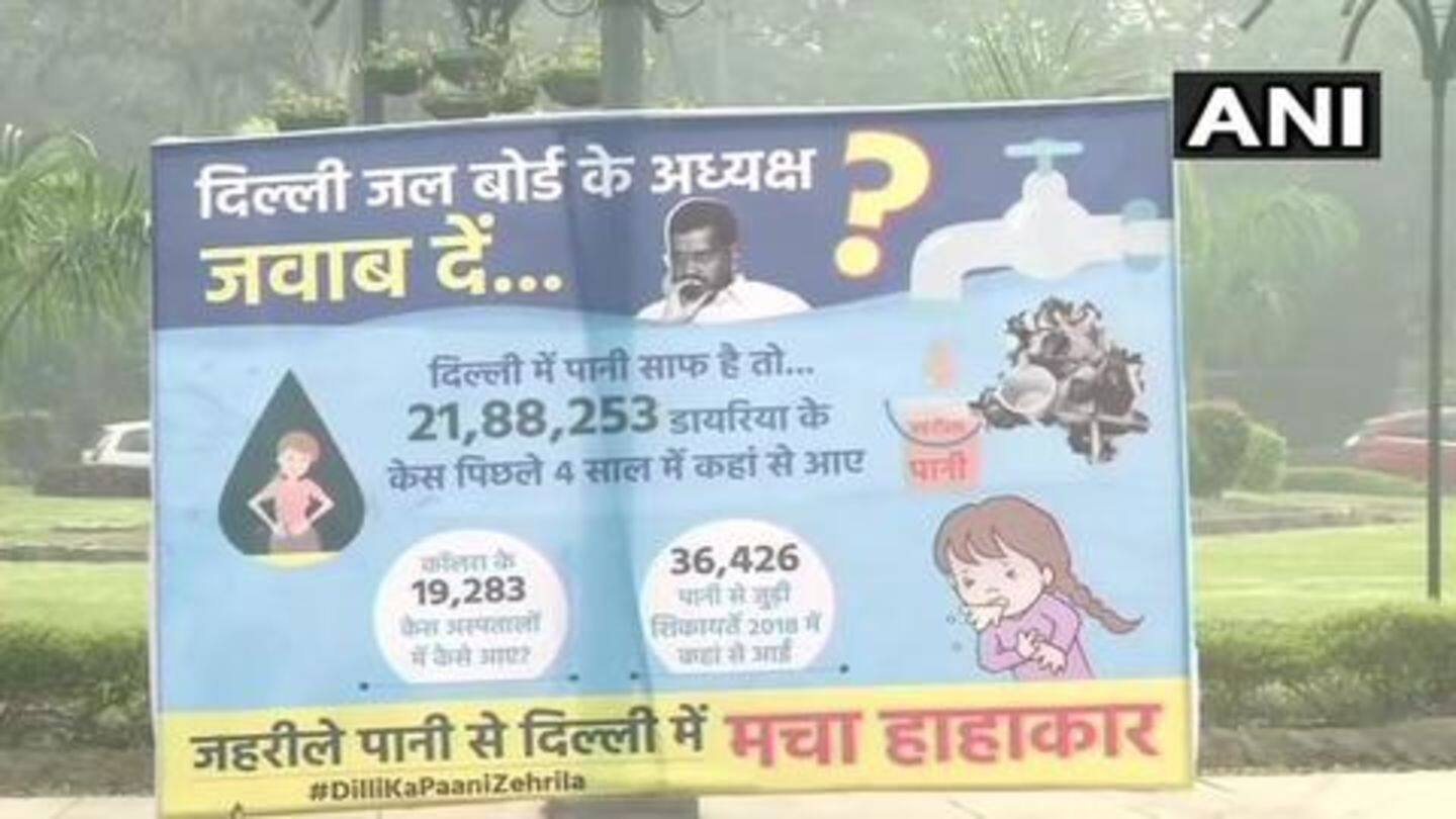 दिल्ली: पानी की गुणवत्ता को लेकर विवाद जारी, केजरीवाल के खिलाफ लगे पोस्टर