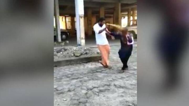 सबरीमाला मंदिर में प्रवेश की कोशिश कर रही महिला पर मिर्ची स्प्रे से हमला, देखें वीडियो
