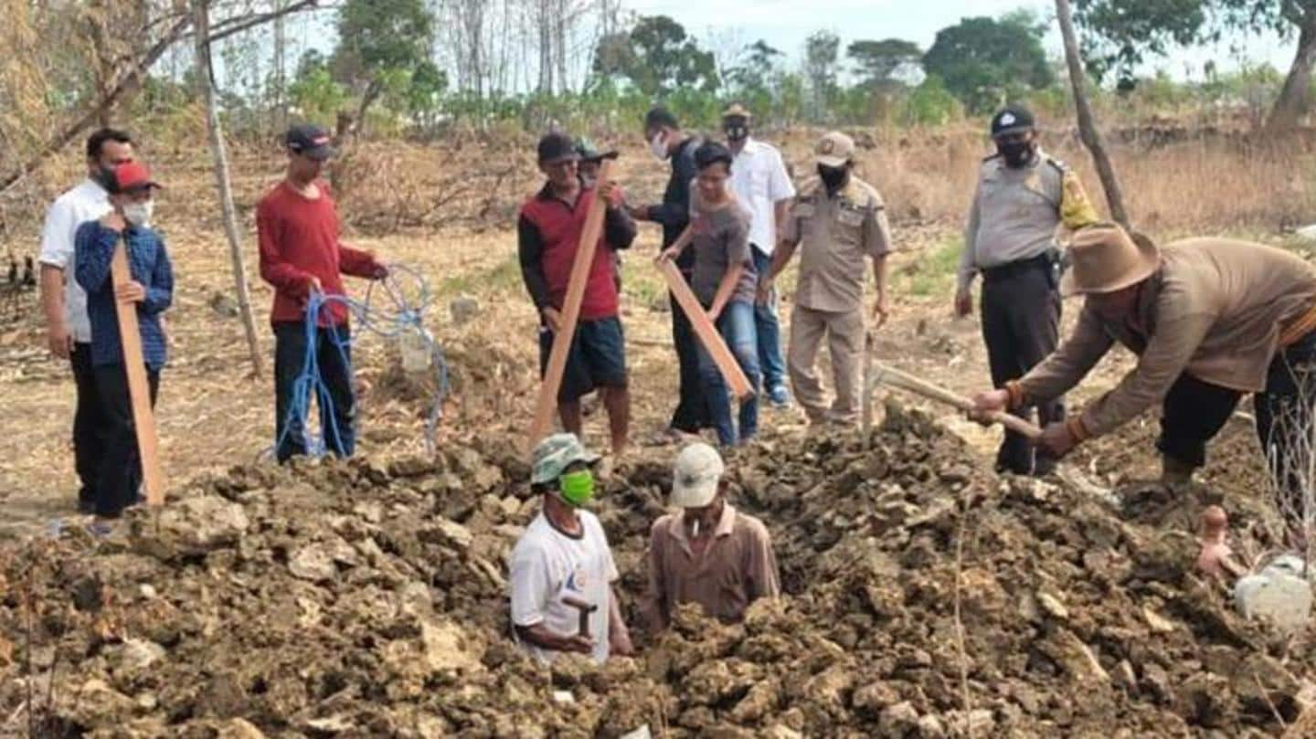 यहां मास्क न पहनने वालों को दी जा रही है कब्र खोदने की सजा