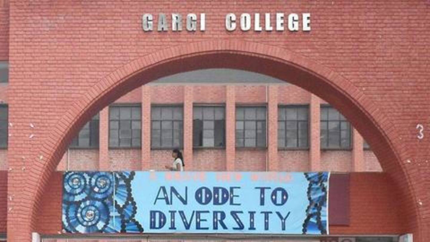 गार्गी कॉलेज: महिला आयोग ने लिया छेड़छाड़ की घटना का संज्ञान, धरने पर छात्राएं