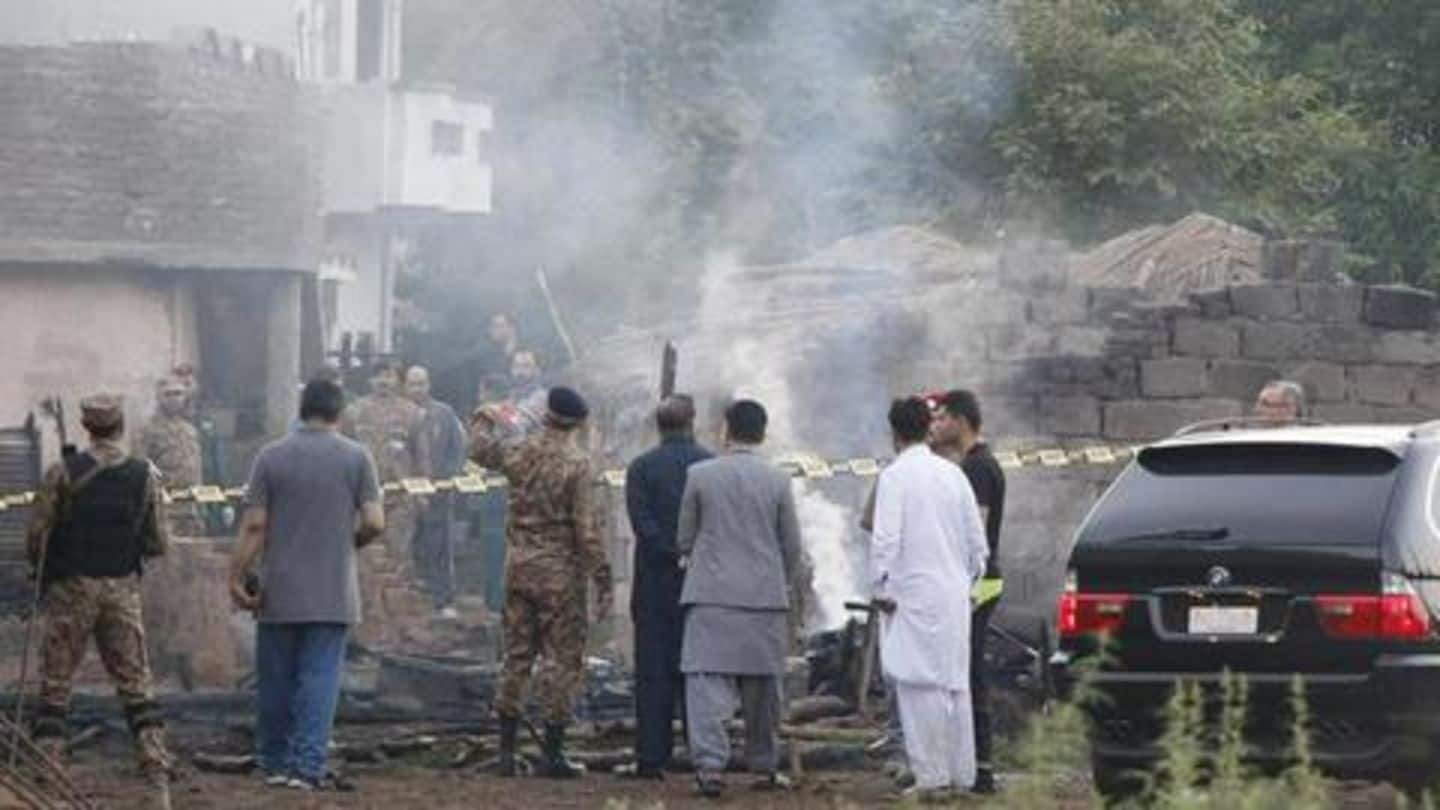 पाकिस्तानः रिहायशी इलाके में गिरा सेना का विमान, 18 की मौत, 12 घायल