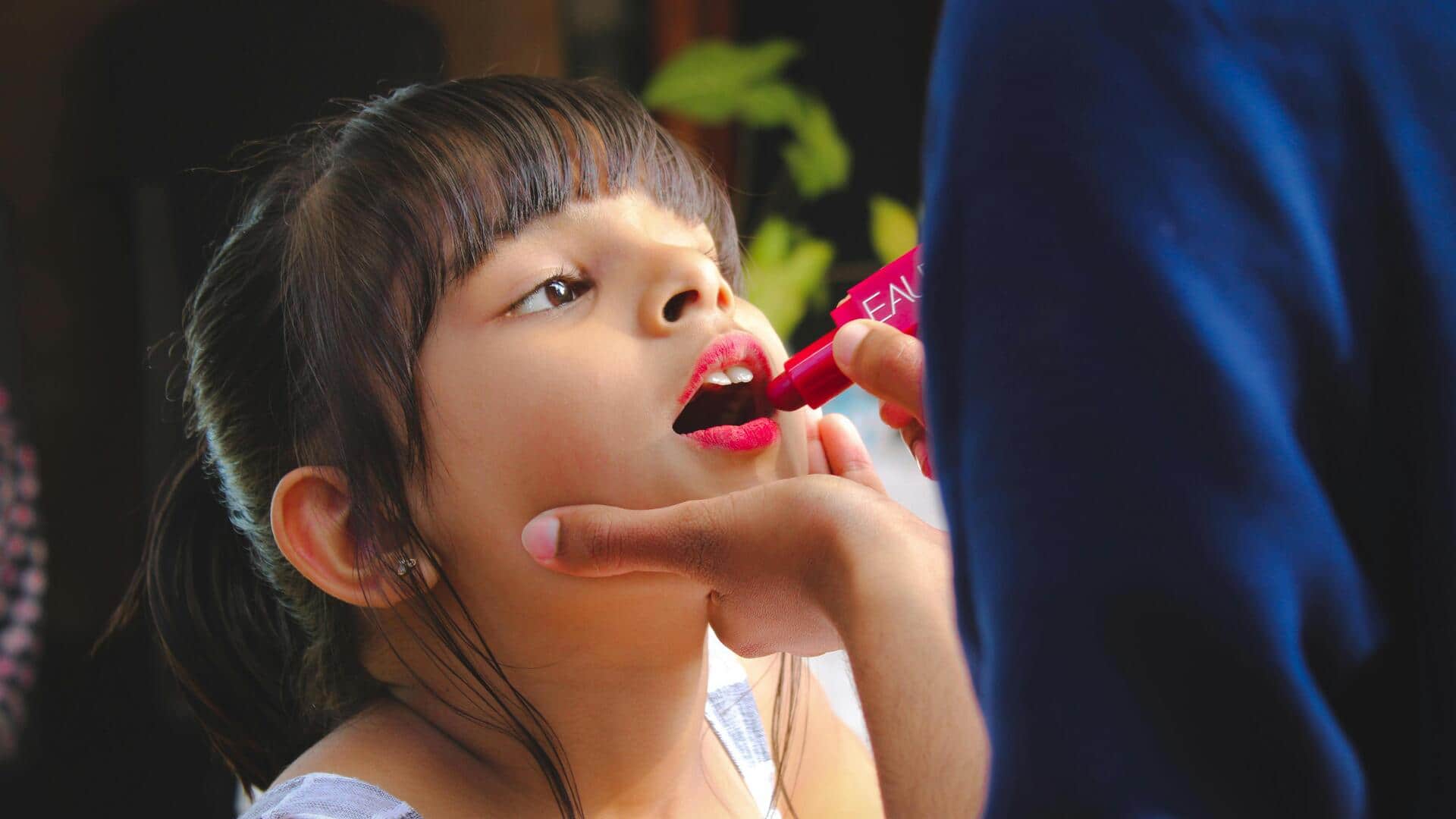 बच्चों को मेकअप करते समय इन बातों का रखें ध्यान, त्वचा को नहीं होगा नुकसान