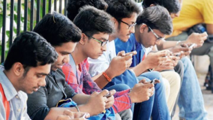 क्या योगी सरकार ने कॉलेज में मोबाइल लेकर जाने पर रोक लगा दी है? जानें सच्चाई