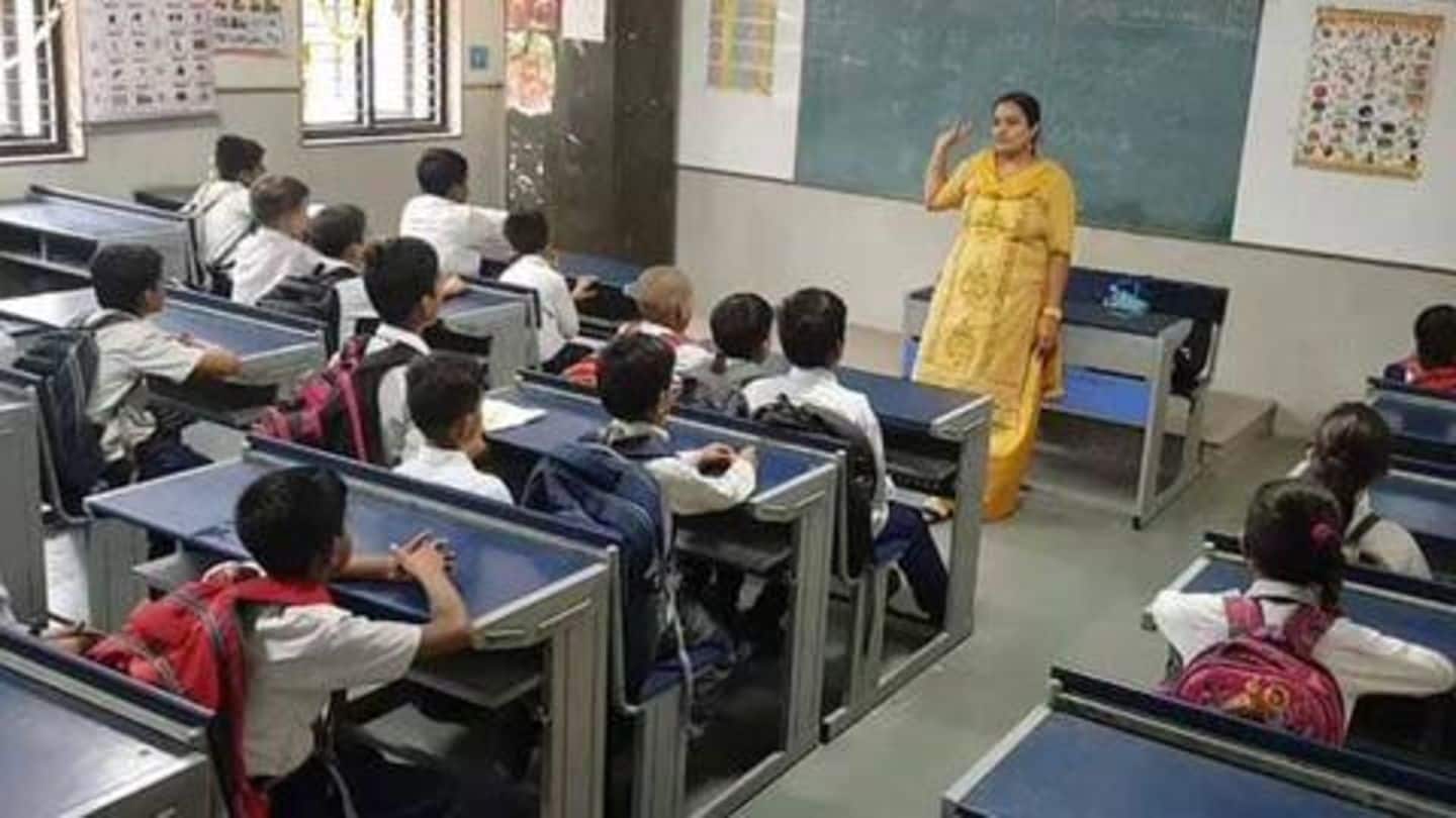 राजस्थान: अब क्लास में मोबाइल इस्तेमाल करने वाले शिक्षकों पर कार्रवाई