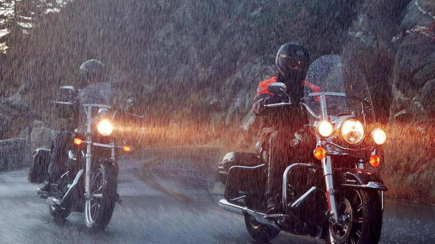 बारिश में सड़क हादसों से बचने के लिए बाइक चलाते समय ध्यान रखें ये जरूरी टिप्स