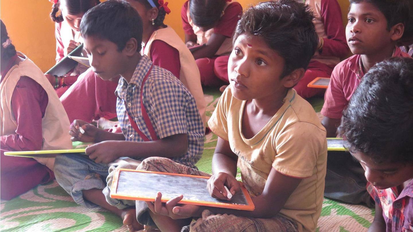 गुजरात: संसाधनों से वंचित छात्रों के लिए शिक्षकों की पहल, अपने स्मार्टफोन से करा रहे पढ़ाई