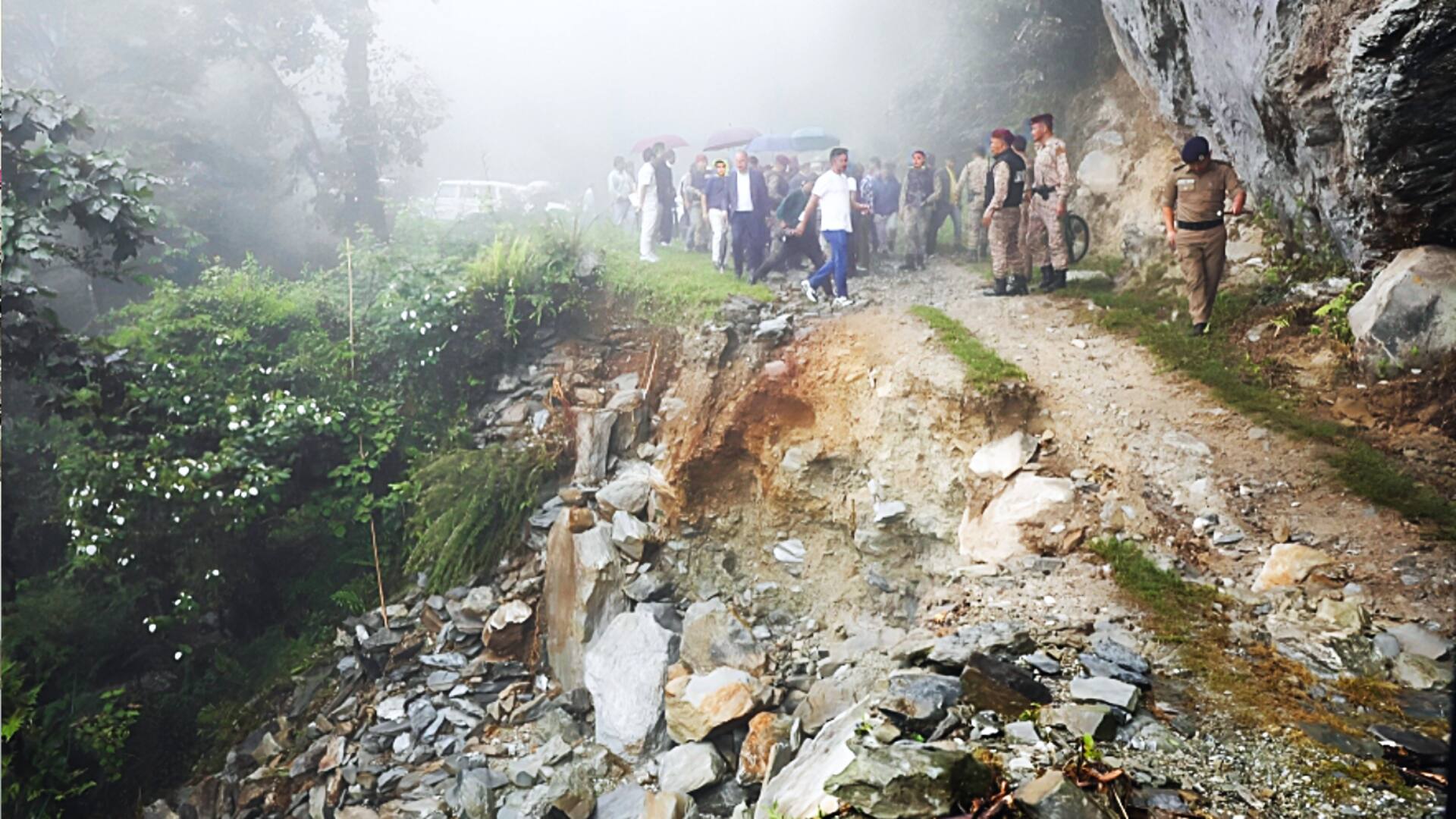 उत्तराखंड: टनकपुर-तवाघाट राष्ट्रीय राजमार्ग पर भूस्खलन, कई वाहन फंसे