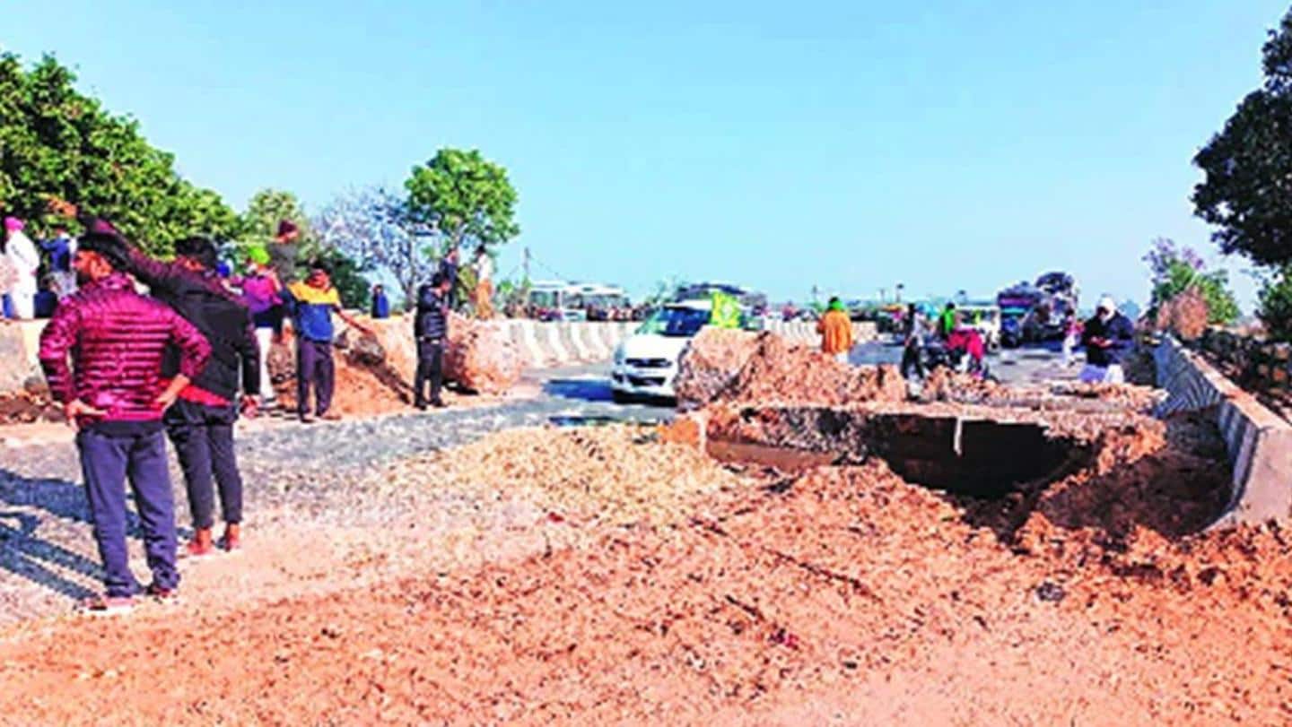 हरियाणा सरकार ने NH-9 पर फिर खड़ी की पत्थरों की बैरिकेडिंग, किसानों ने हटाई