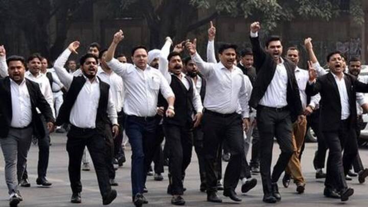पुलिस बनाम वकील: दिल्ली में प्रदर्शन कर रहे दो वकीलों ने की आत्महत्या की कोशिश