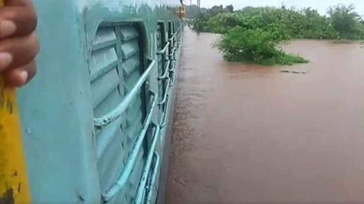 मुंबई: बाढ़ में फंसी महालक्ष्मी एक्सप्रेस से सभी 700 यात्रियों को सुरक्षित निकाला गया