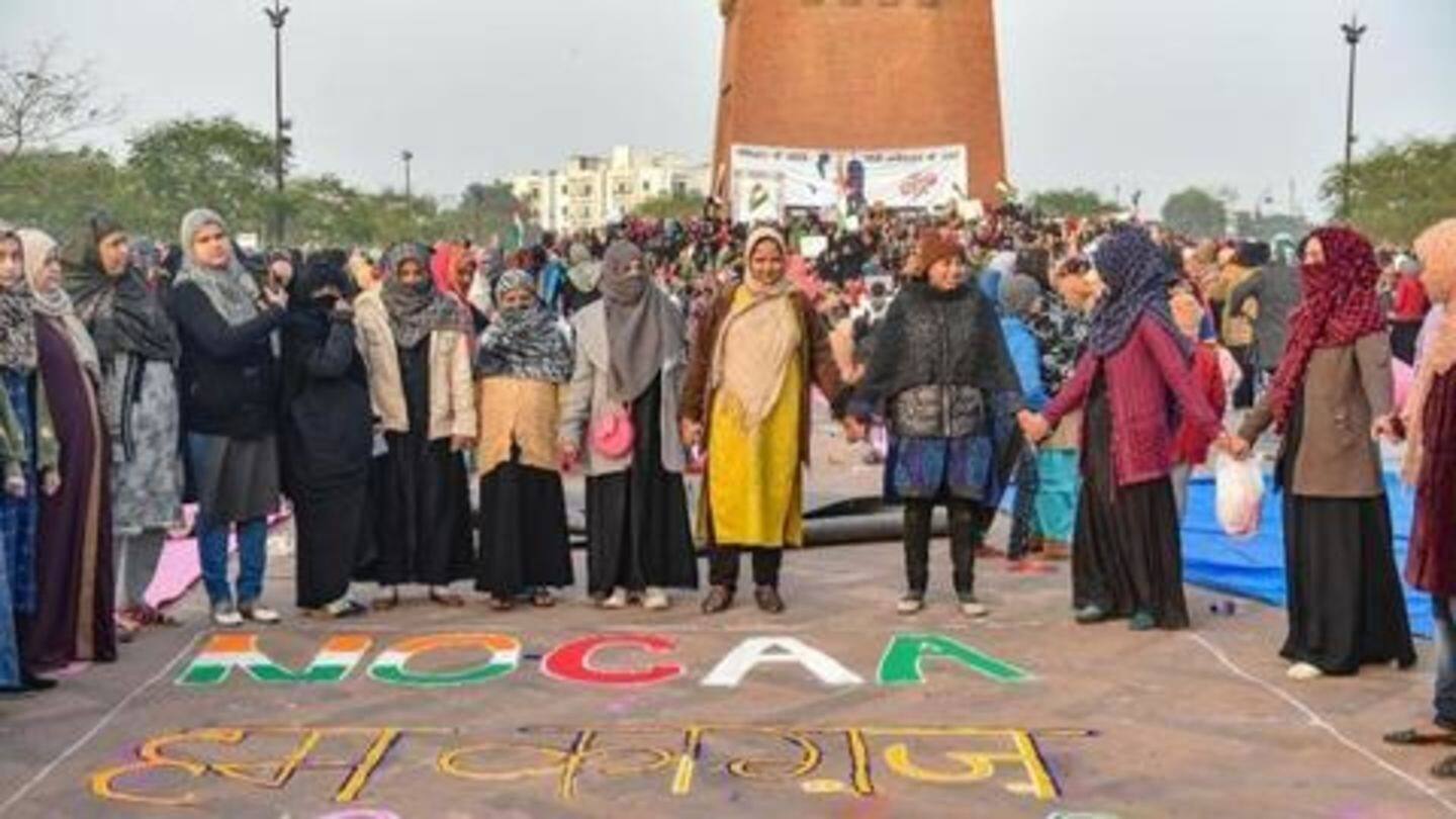 नागरिकता कानून: लखनऊ में प्रदर्शन कर रहीं महिलाओं के खिलाफ "दंगा करने" का मामला दर्ज