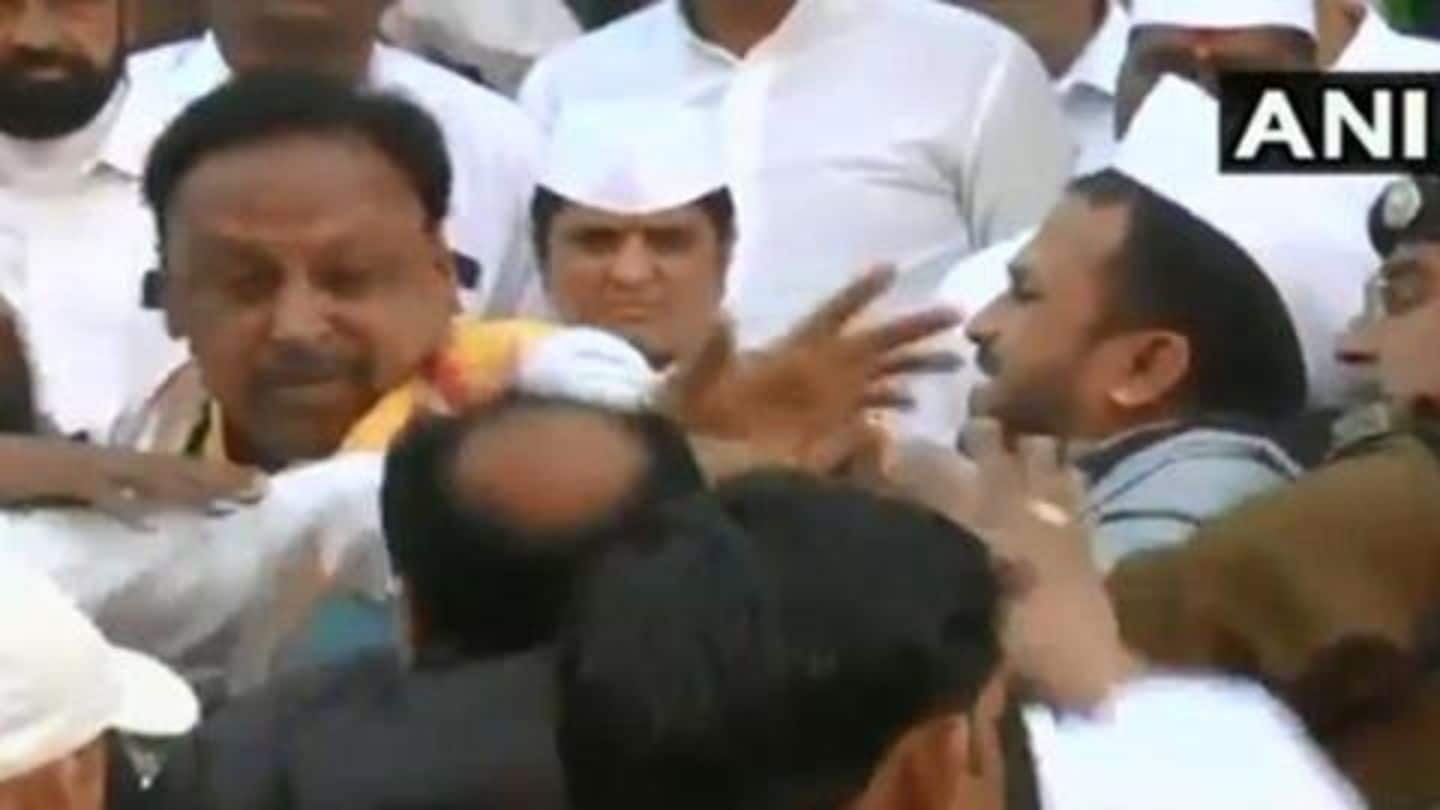 गणतंत्र दिवस समारोह के दौरान कांग्रेस नेताओं ने एक-दूसरे को जड़े थप्पड़, देखें वीडियो
