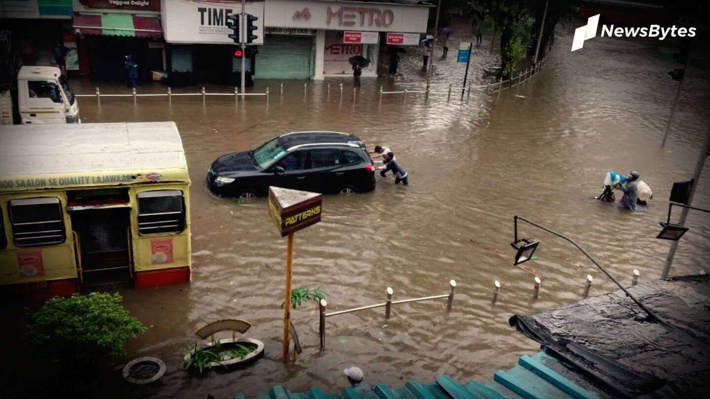 मुंबई: भारी बारिश से कई इलाकों में बाढ़ जैसे हालात, दो दिन के लिए रेड अलर्ट