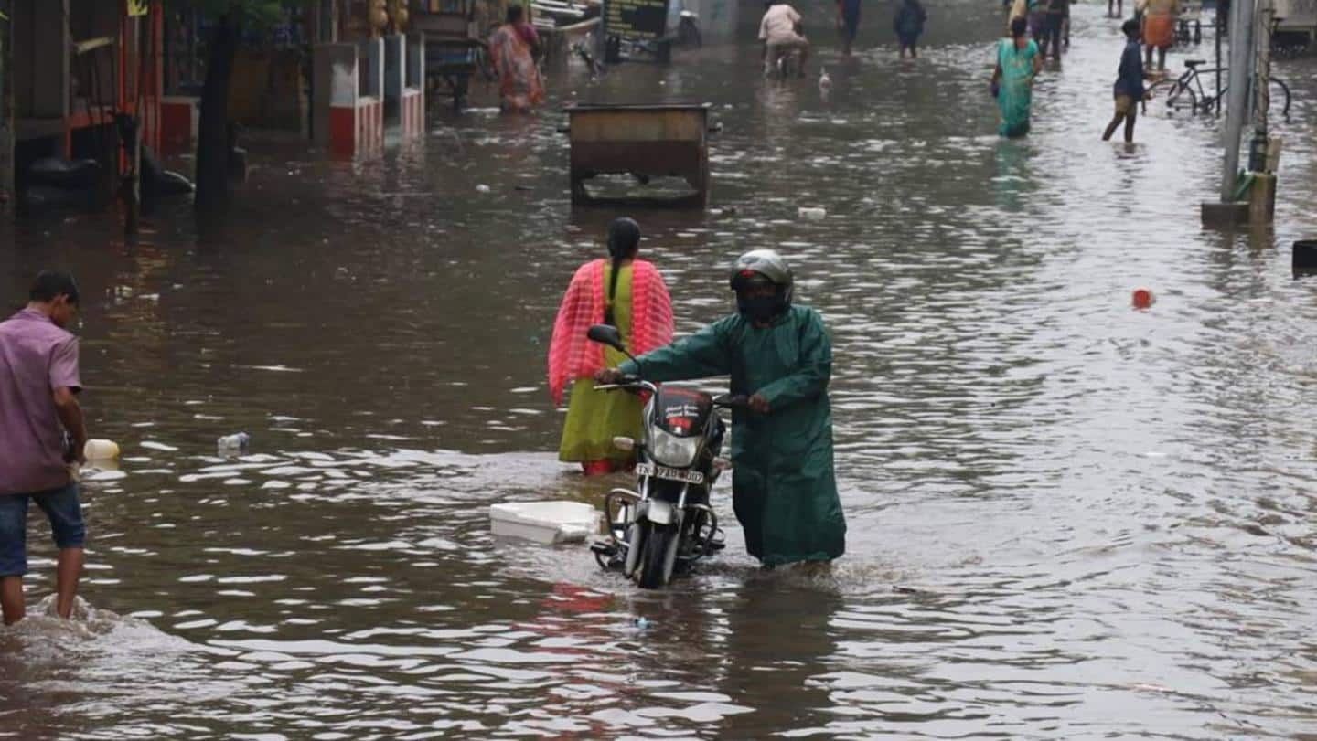 पुडुचेरी और तमिलनाडु के कुछ इलाकों में रिकॉर्ड बारिश के बाद कमजोर हो रहा चक्रवात निवार
