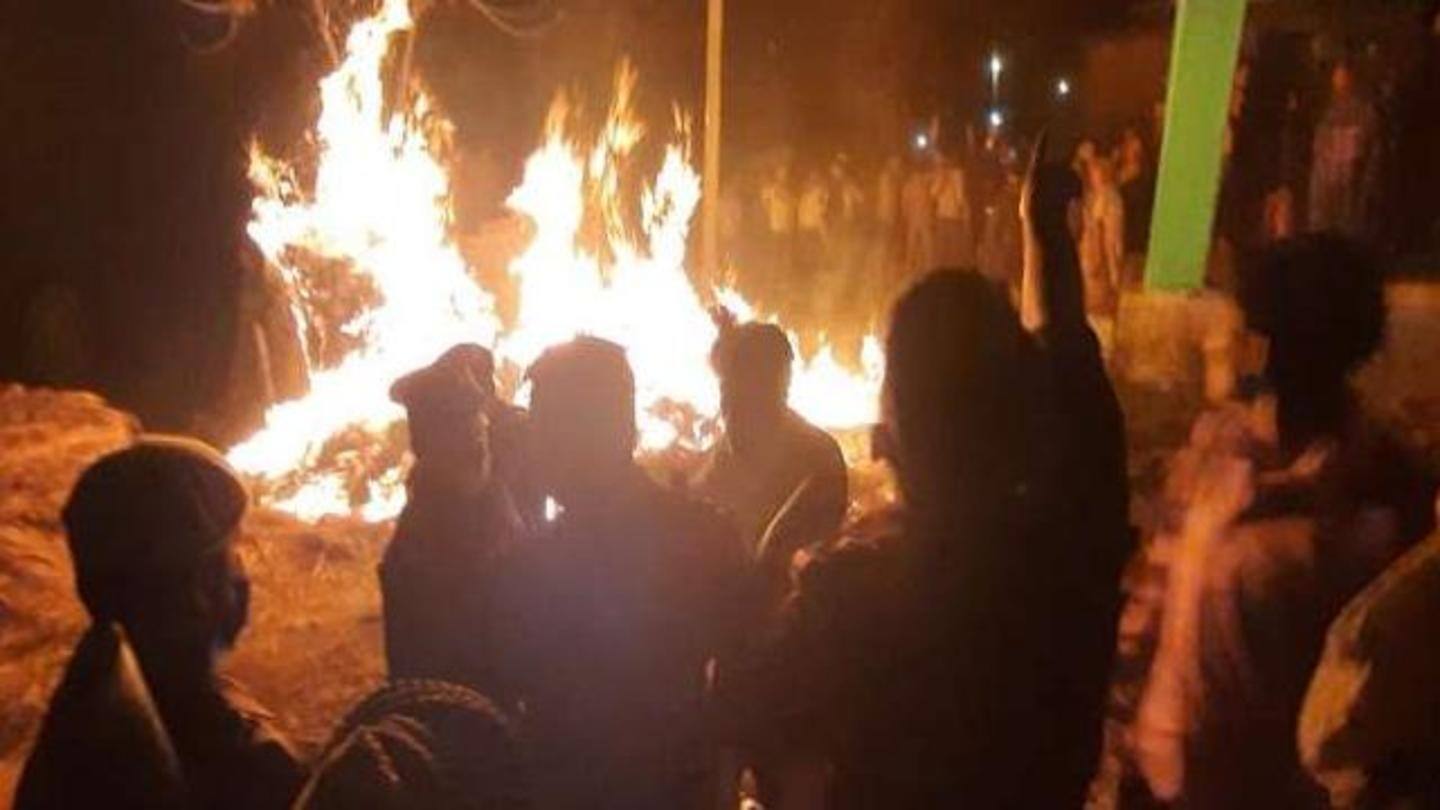 गुस्साए ग्रामीणों ने किया पुलिस पर पथराव, गाड़ियों के आगे आग जलाई गुस्साए ग्रामीणों ने किया पुलिस पर पथराव, गाड़ियों के आगे आग जलाई