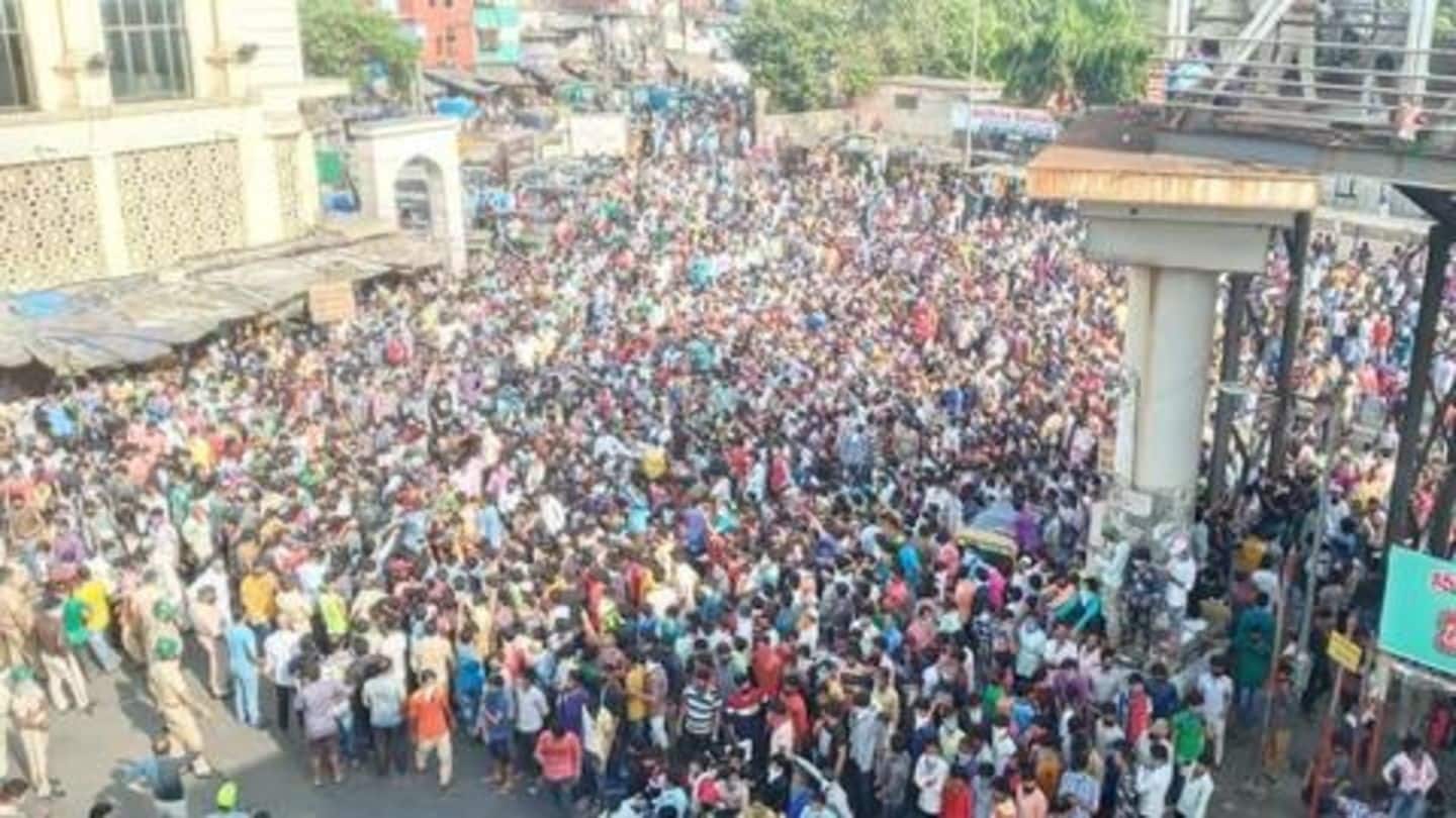 मुंबई: घर वापस भेजे जाने की मांग लेकर जमा हुए सैकड़ों प्रवासी मजदूर, पुलिस का लाठीचार्ज