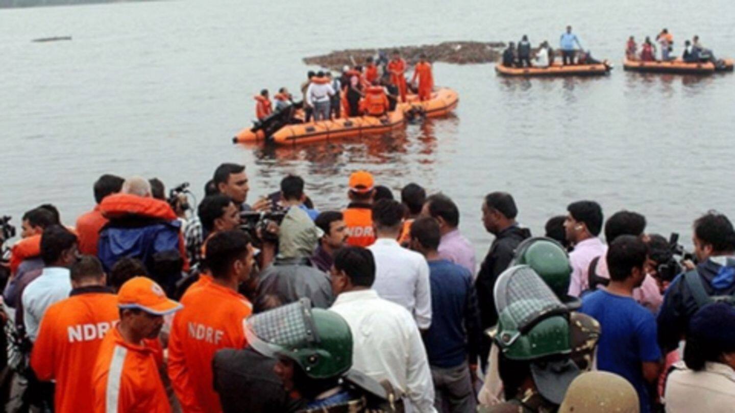 आंध्र प्रदेश: गोदावरी नदीं में पलटी पर्यटकों से भरी नाव, 12 लोगों की मौत, 30 लापता