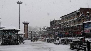 जम्मू-कश्मीर: श्रीनगर के लाल चौक पर आतंकियों का CRPF जवानों पर हमला, चार घायल