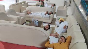 पंजाब: कांग्रेस सरकार के खिलाफ रातभर विधानसभा में धरने पर बैठे रहे AAP विधायक