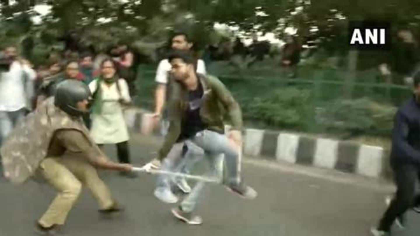 फीस वृद्धि के खिलाफ प्रदर्शन कर रहे JNU छात्रों पर पुलिस ने चलाईं लाठियां