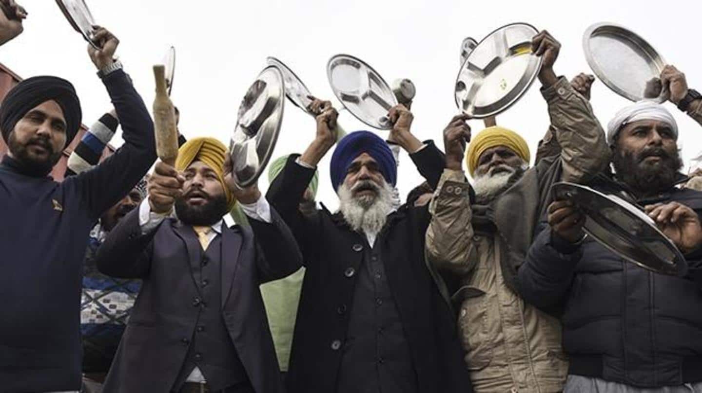 प्रधानमंत्री मोदी के 'मन की बात' कार्यक्रम के विरोध में प्रदर्शनकारी किसानों ने बजाई थालियां