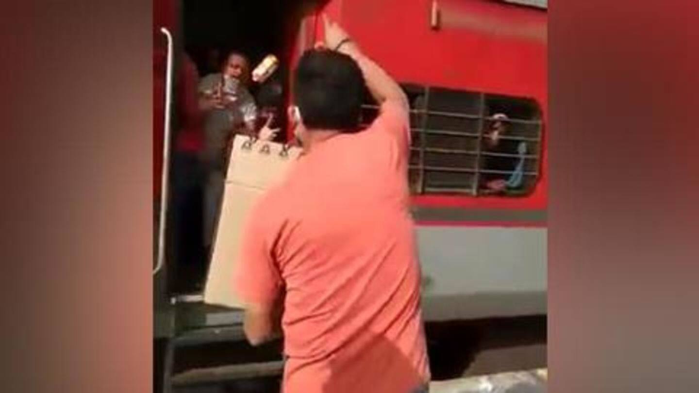 फिरोजाबाद: रेलवे कर्मचारियों ने प्रवासी मजदूरों पर फेंके बिस्किट, एक अधिकारी निलंबित