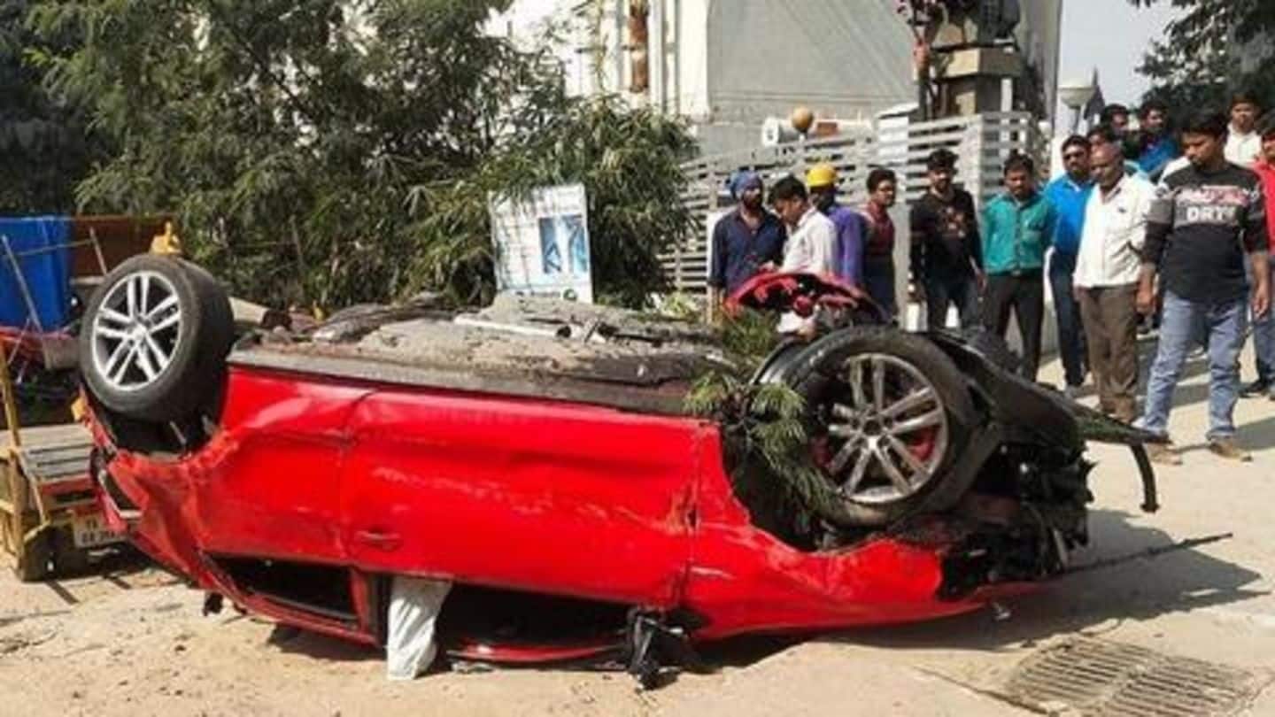 हैदराबाद: हवा में उड़ते हुए फ्लाईओवर से नीचे गिरी कार, एक महिला की मौत, देखें वीडियो