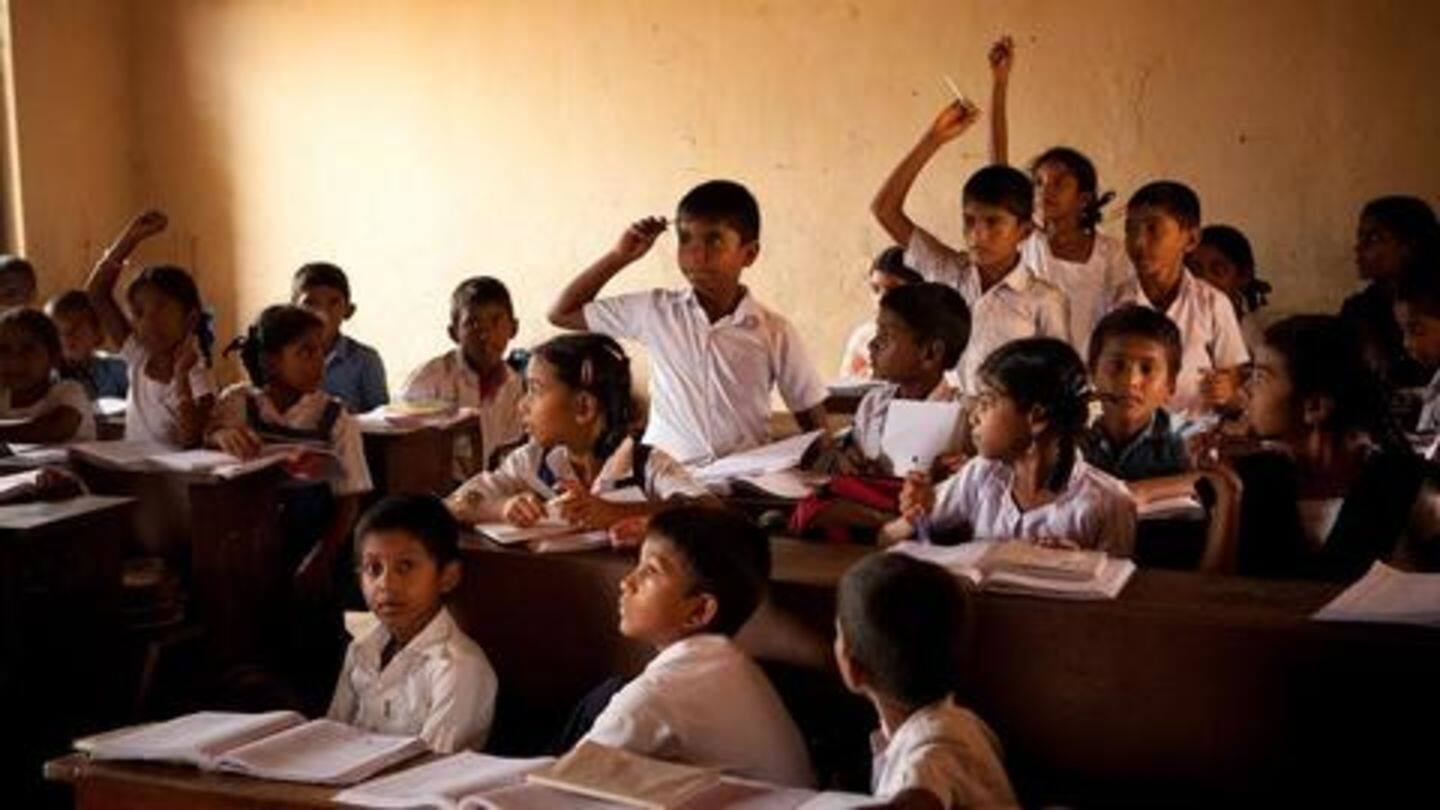 गुजरात: होमवर्क न करने पर छात्रों को शिक्षक की सजा, कंगन पहनने पर किया मजबूर