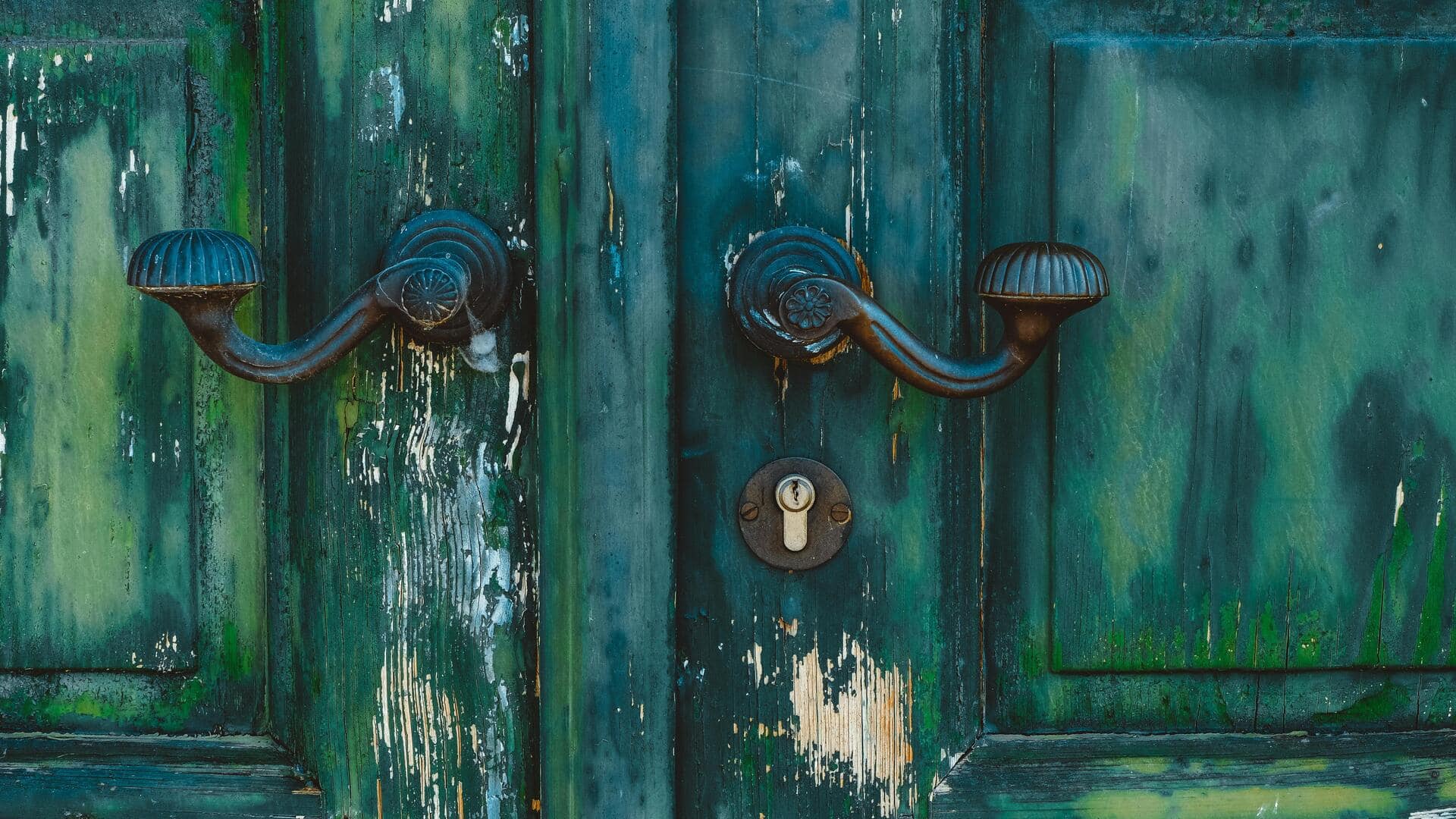 दरवाजों और खिड़कियों में दरारें आ गई हैं? इन तरीकों से उन्हें करें ठीक