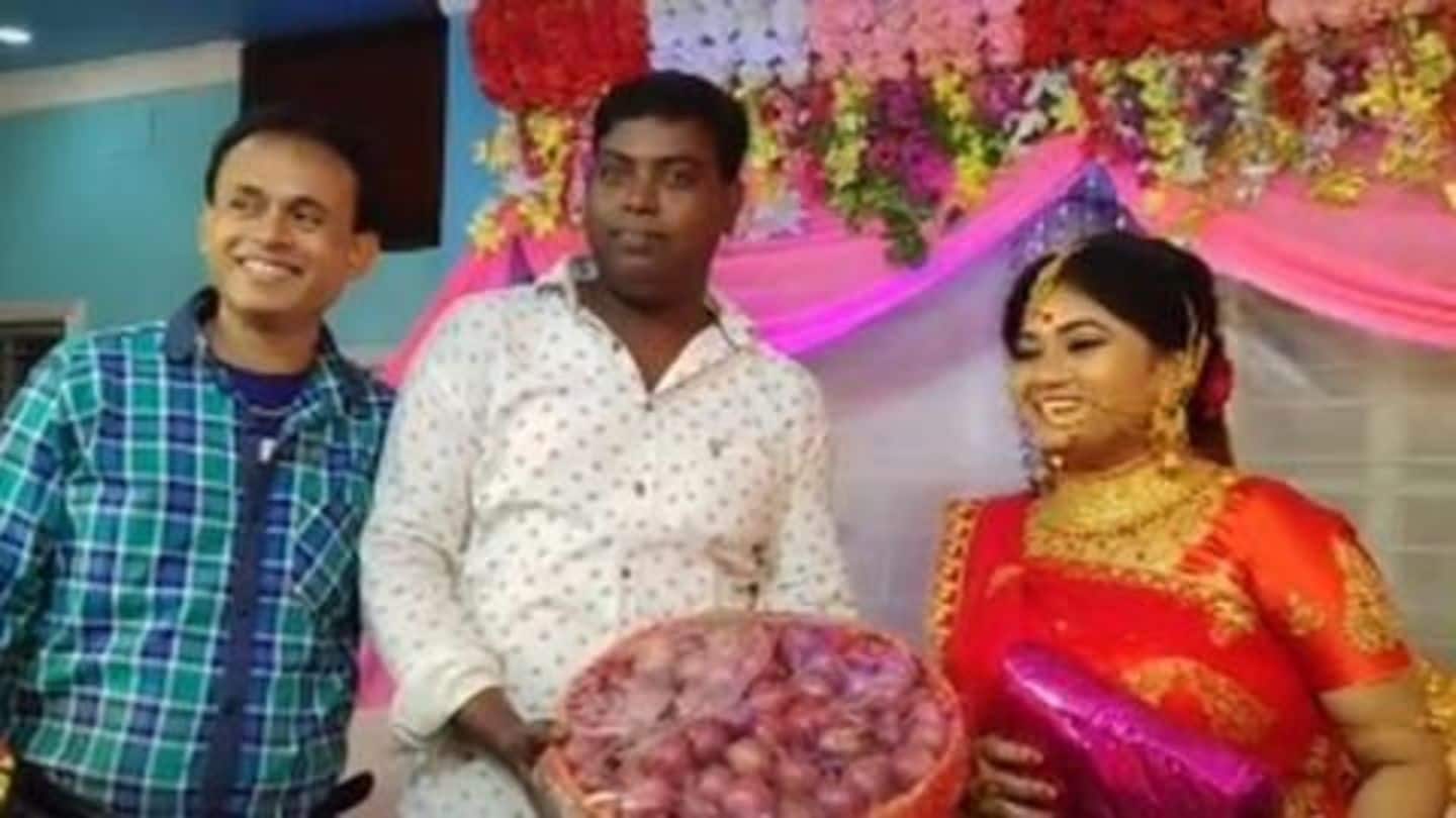 शादी में इस शख्स ने दुल्हन को उपहार स्वरूप दिए पांच किलो प्याज, देंखे वायरल वीडियो