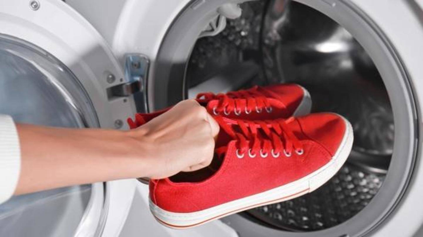 इन टिप्स को अपनाकर वाशिंग मशीन में आसानी से धोएं जूते