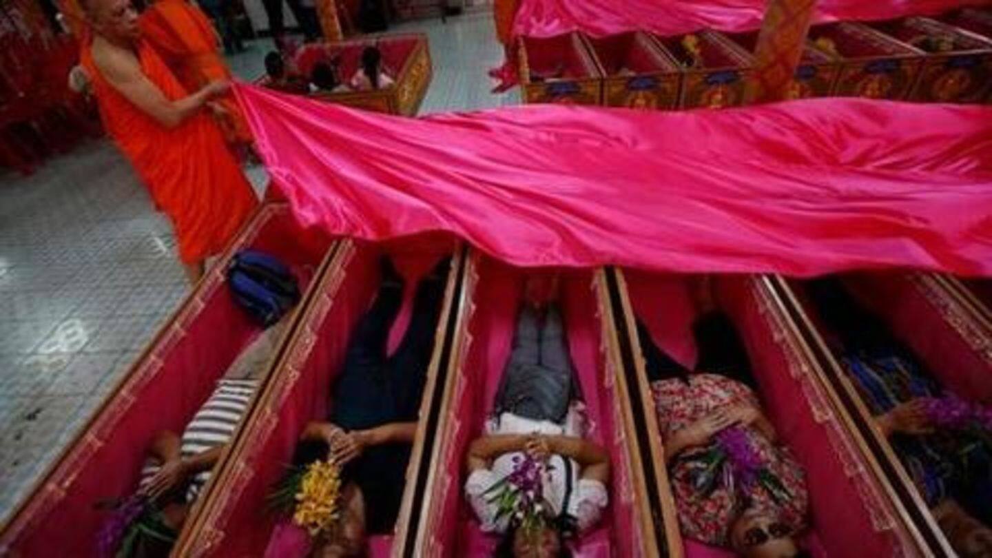 अंतिम संस्कार की परंपरा निभाते हैं बैंकॉक के लोग अंतिम संस्कार की परंपरा निभाते हैं बैंकॉक के लोग
