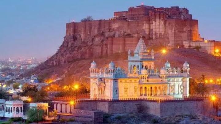 राजस्थान की ये जगहें पर्यटकों के लिए हैं आकर्षण का केंद्र, मौका मिलते ही घूम आएं