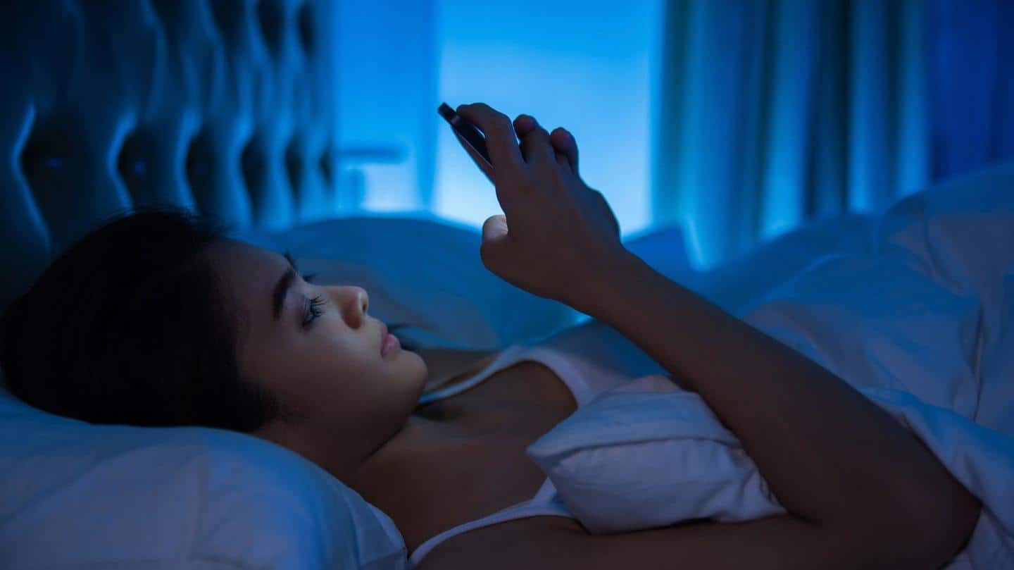 ब्लू लाइट से प्रभावित होती है नींद, बचने के लिए अपनाएं ये टिप्स