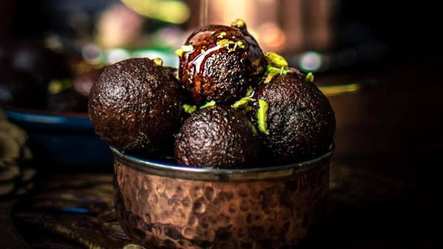 ऐसे दें चॉकलेट गुलाब जामुन को अंतिम रूप ऐसे दें चॉकलेट गुलाब जामुन को अंतिम रूप