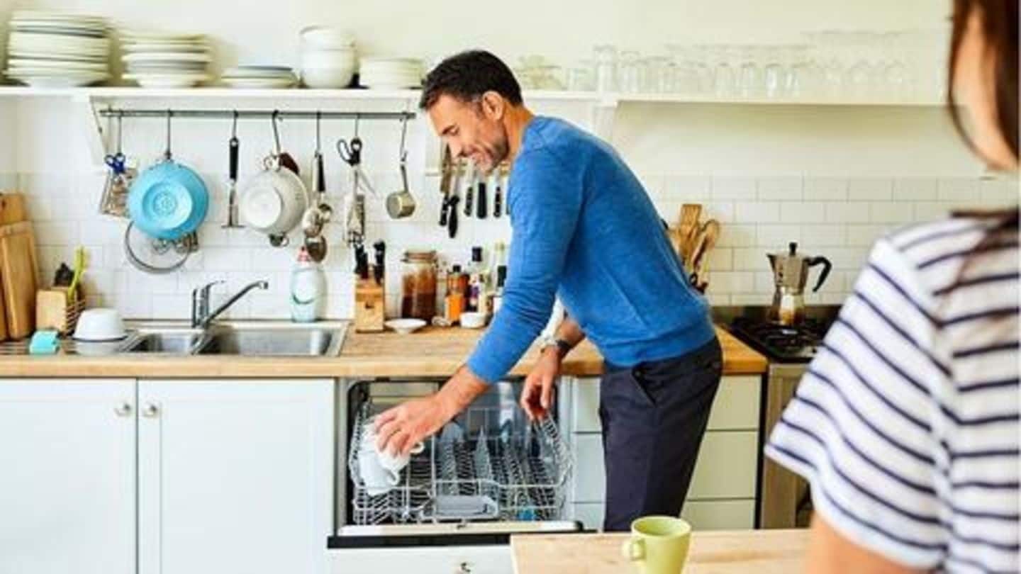 लॉकडाउन: घर रहकर पुरुषों को भी करना चाहिए घर का काम, ऐसे करें महिलाओं की मदद