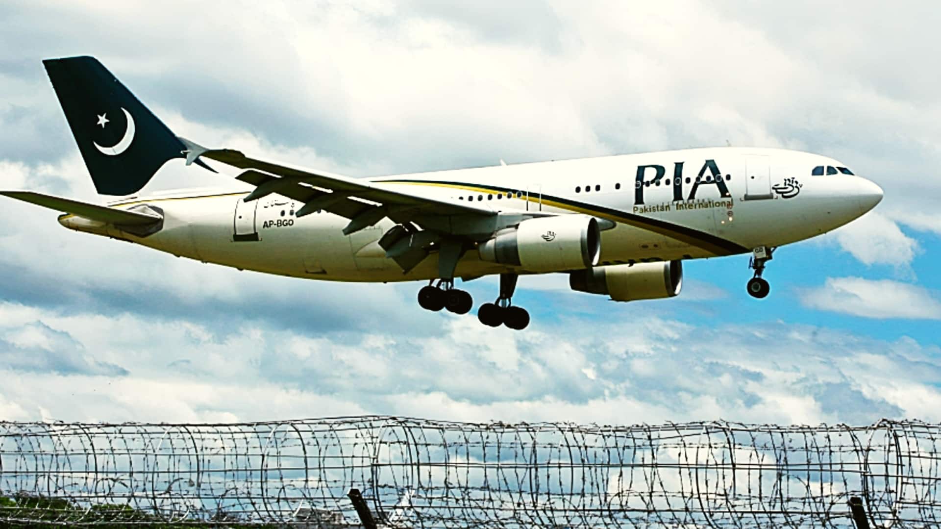 पाकिस्तान: ईंधन न होने के कारण उड़ानें रद्द, यात्रियों ने किया हवाई अड्डे पर हंगामा