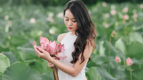 कमल का फूल आपके बालों को बनाएगा स्वस्थ, जानिए इससे बालों की देखभाल करने के फायदे