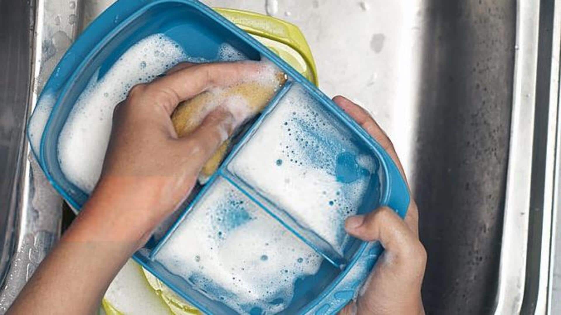 अपने ऑफिस लंच बॉक्स की गहराई से सफाई करने के लिए अपनाएं ये 5 आसान टिप्स