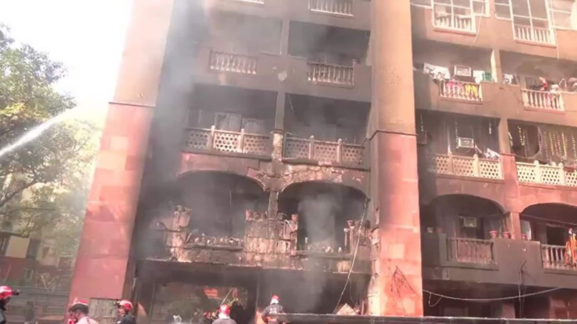 दिल्ली में ब्रह्मपुत्र अपार्टमेंट में लगी भीषण आग, यहां कई राज्यसभा सांसदों के फ्लैट दिल्ली में ब्रह्मपुत्र अपार्टमेंट में लगी भीषण आग, यहां कई राज्यसभा सांसदों के फ्लैट