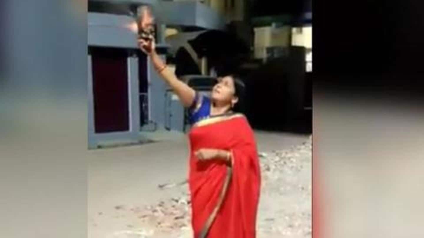 उत्तर प्रदेश: कोरोना को भगाने के लिए भाजपा की महिला नेता ने की हवाई फायरिंग