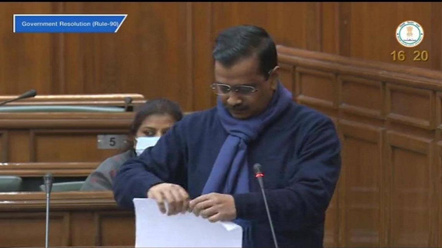 मुख्यमंत्री केजरीवाल ने दिल्ली विधानसभा में फाड़ी थी कृषि कानूनों की प्रतियां मुख्यमंत्री केजरीवाल ने दिल्ली विधानसभा में फाड़ी थी कृषि कानूनों की प्रतियां