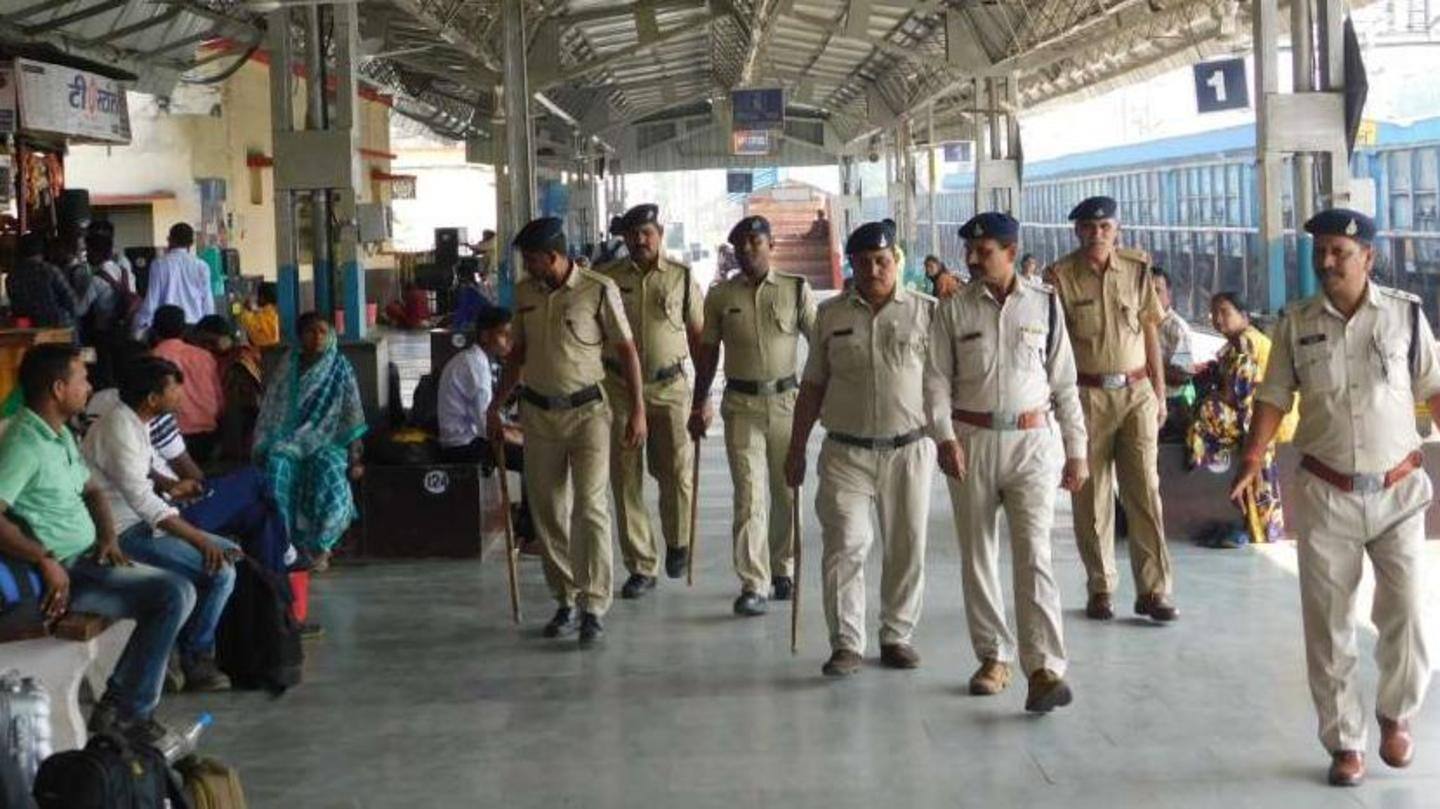 ट्रेनों और रेलवे स्टेशनों पर होती है मजबूत सुरक्षा ट्रेनों और रेलवे स्टेशनों पर होती है मजबूत सुरक्षा