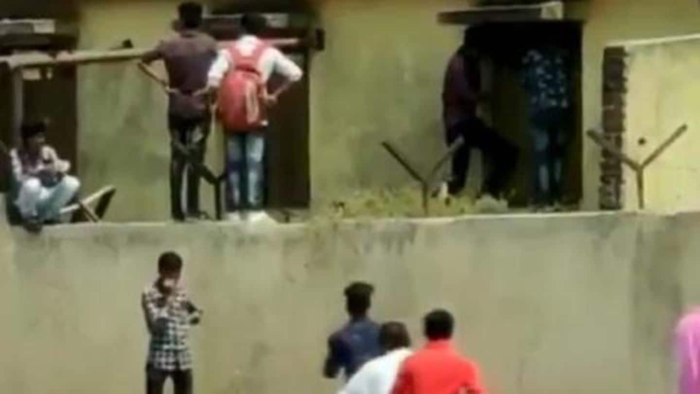 महाराष्ट्र: बोर्ड परीक्षा में नकल कराने के लिए स्कूल की दीवार पर चढ़े लोग