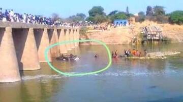 राजस्थान: नदी में गिरी यात्रियों से भरी बस, तीन बच्चों सहित 24 की मौत